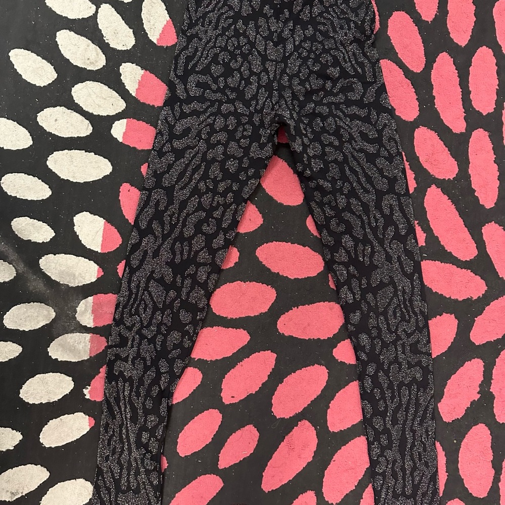 New RVN Black & Metallic Silver Leopard Knit Leggings Size Small